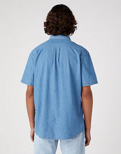 Load image into Gallery viewer, Wrangler short sleeve light blue denim shirt

