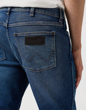 Load image into Gallery viewer, Wrangler Horizon Old Habits Jeans R
