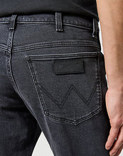 Load image into Gallery viewer, Wrangler River dark grey jeans
