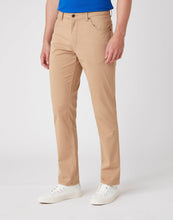 Load image into Gallery viewer, Wrangler Texas Slim Beige Jeans

