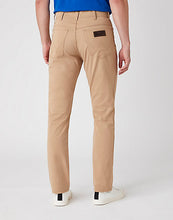 Load image into Gallery viewer, Wrangler Texas Slim Beige Jeans
