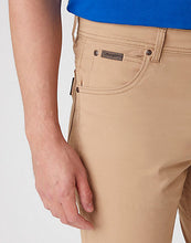 Load image into Gallery viewer, Wrangler Texas Slim Beige Jeans
