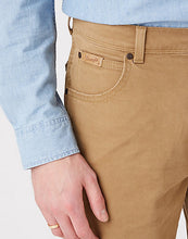Load image into Gallery viewer, Wrangler Texas Beige Jeans
