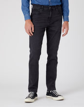 Load image into Gallery viewer, Wrangler Texas slim black crow jeans
