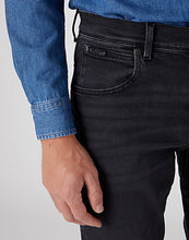 Load image into Gallery viewer, Wrangler Texas slim black crow jeans
