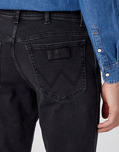 Load image into Gallery viewer, Wrangler Texas slim black crow jeans
