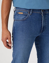 Load image into Gallery viewer, Wrangler Texas Slim blue jeans
