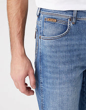 Load image into Gallery viewer, Wrangler Texas Light Blue Jeans
