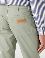 Load image into Gallery viewer, Wrangler Texas Slim light green jeans
