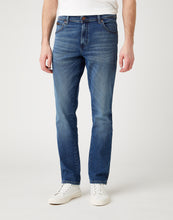 Load image into Gallery viewer, Wrangler Tea Slim Mid Blue Jeans
